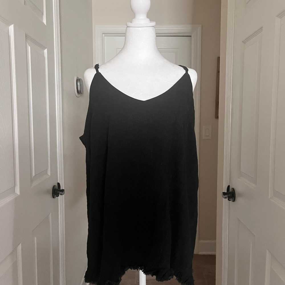 Umgee Black Relaxed tank top with adjustable shoulder straps.